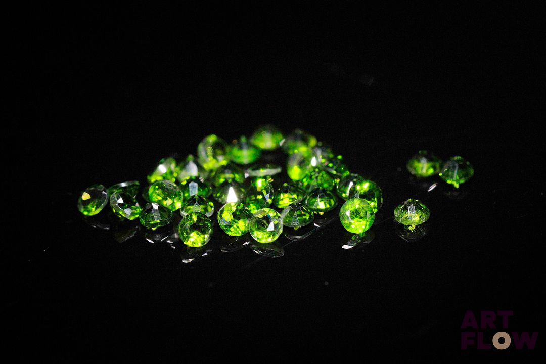 Trente-quatre diopsides chromées rondes. Non chauffée. 3.05 cts. Diam. moy.: 2.6mm