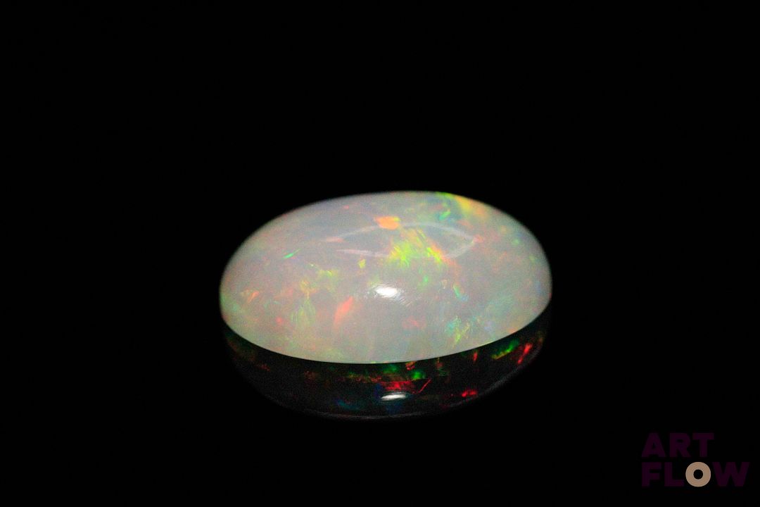 Opale blanche cabochon ovale. Très belle couleur, beaux éclats de couleur. 4.70 cts. 16.0mm x 12.0mm