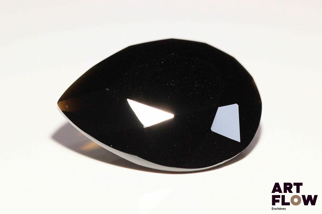 Importante tektite noire poire. 2.10 cts. 7.5mm x 6.5mm