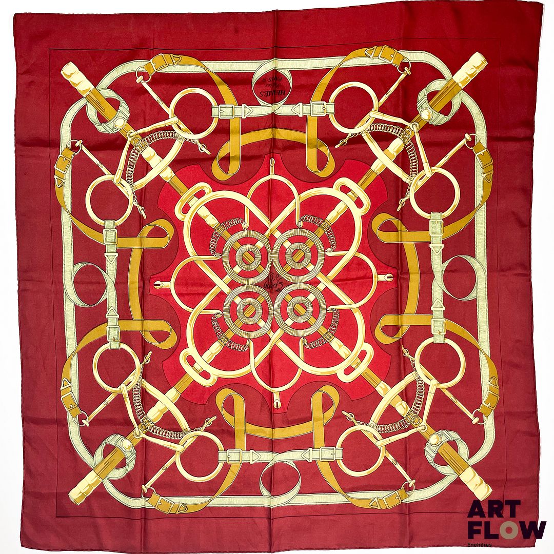 HERMÈS PARIS Modèle Éperons d'Or, d'après Henri d'Origny Carré en twill de soie à fond rouge bordeaux. 90 x 90 cm Très bon état général