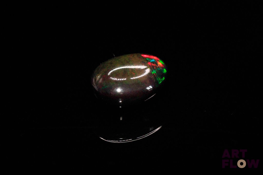 Opale noire cabochon ovale fantaisie. 5.55 cts. 14.5mm x 11.2mm