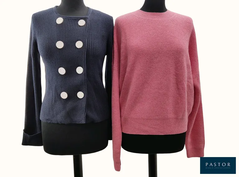CLAUDIE PIERLOT + ERIC BOMPARD. Lot composé d'un cardigan Claudie Pierlot "Moyo" en maille côtelée bleu marine, boutons en tissu satiné blanc, T.L, et d'un pull col rond Eric Bompard en cachemire rose bonbon, T.L. NEUFS avec étiquettes  - TVA Récupérable