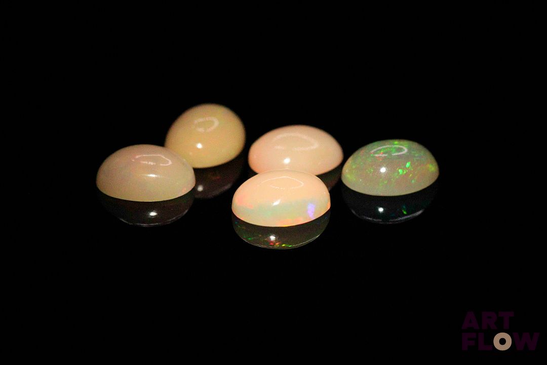 Cinq opales cabochons ovales. 6.15 cts. Dims. moy.: 9.0mm x 7.0mm