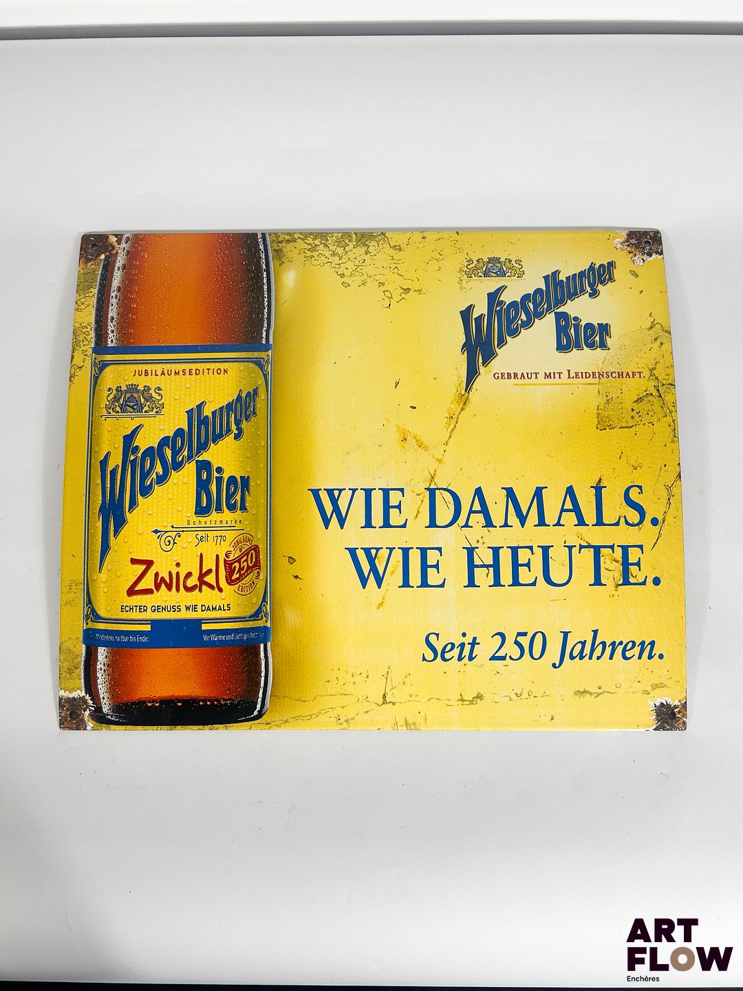 Plaque émaillée bombée rectangulaire Wieselburger Bier Dimensions : 33 x 40 cm Petits éclats et traces de rouille Reproduction moderne