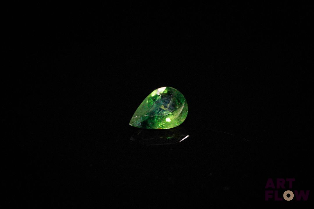 Saphir vert poire. Probablement Australie. 1.02 ct. 7.5mm x 5.3mm