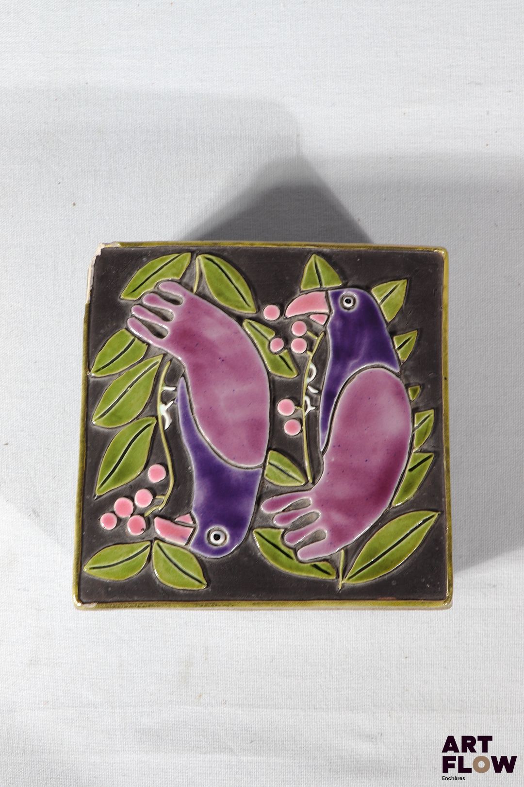 Mithé ESPELT (1923-2020) Boite de forme carrée en bois avec couvercle en céramique à décor d'oiseaux et de feuillage. Dimensions : L.14,5 x L.14,5 x H. 6 cm (accidents et manques sur un angle).