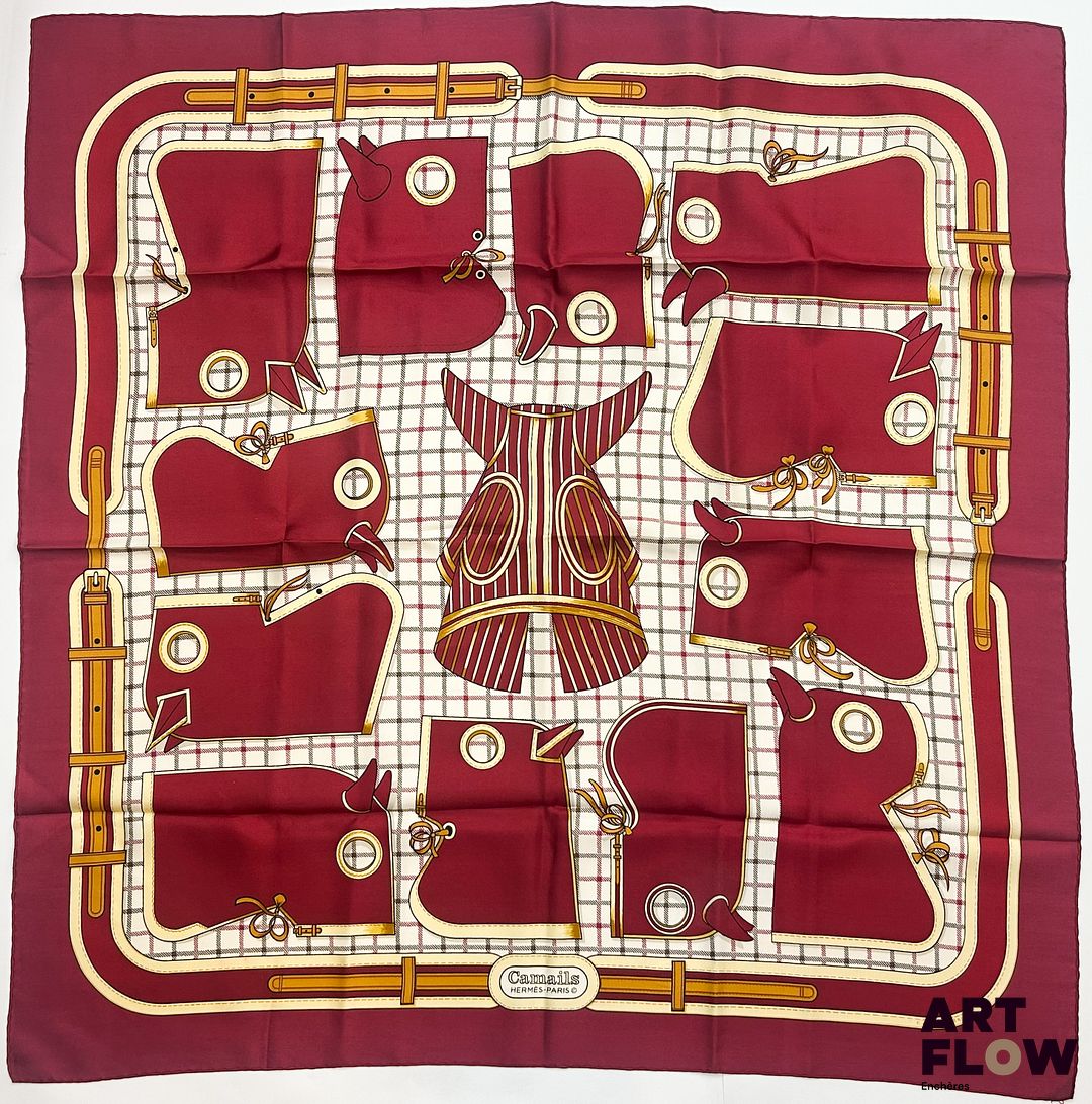 HERMÈS Paris Modèle Camails d'après un dessin de Françoise De La Perrière Carré en twill de soie dans les tons bordeaux Dimensions : 90 x 90 cm Dans ses plis d'origine