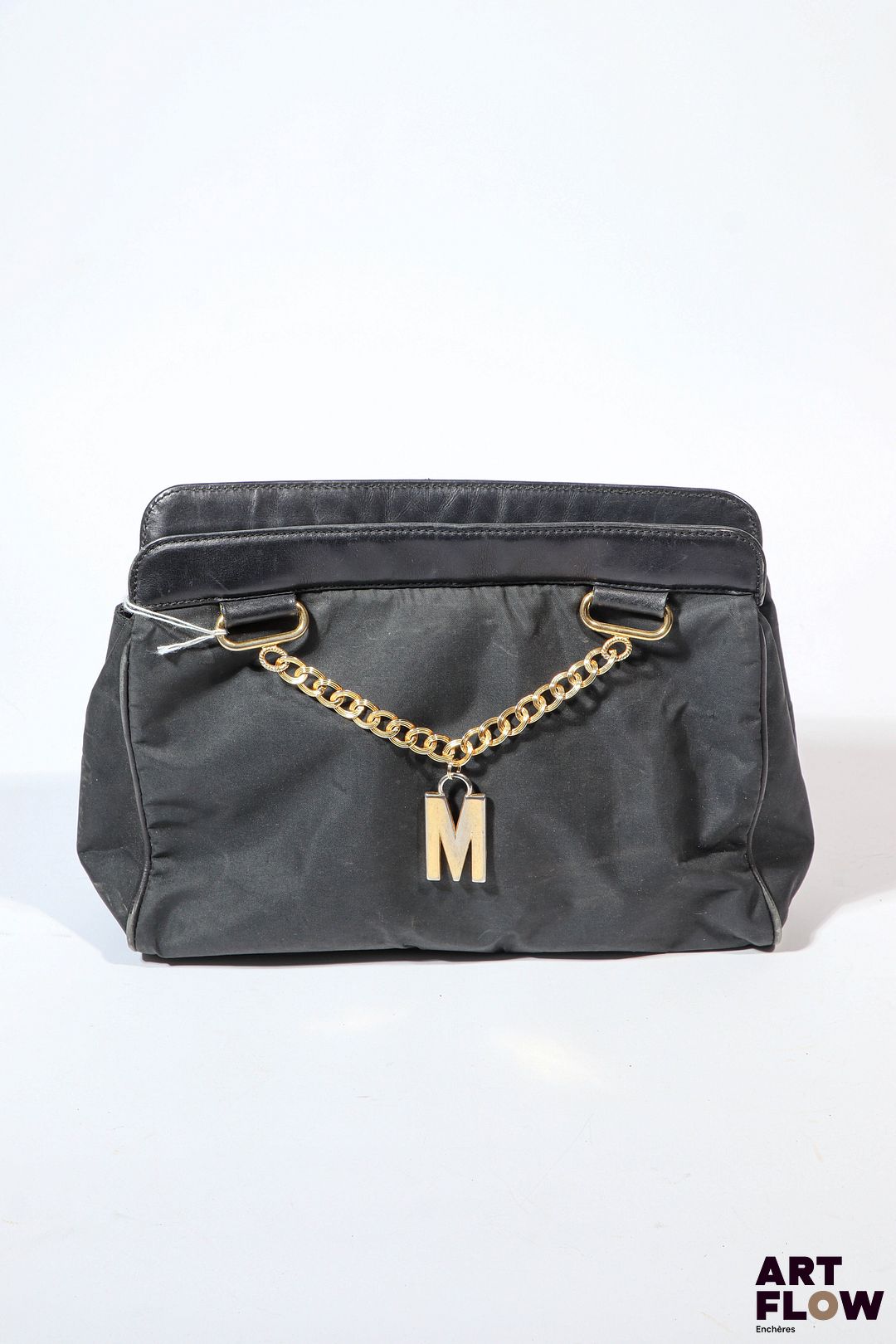 MOSCHINO Vanity en tissu et empiècement en cuir noir orné de maillons dorés et d'un charm "M" H. 22 x L.30 cm Tâches