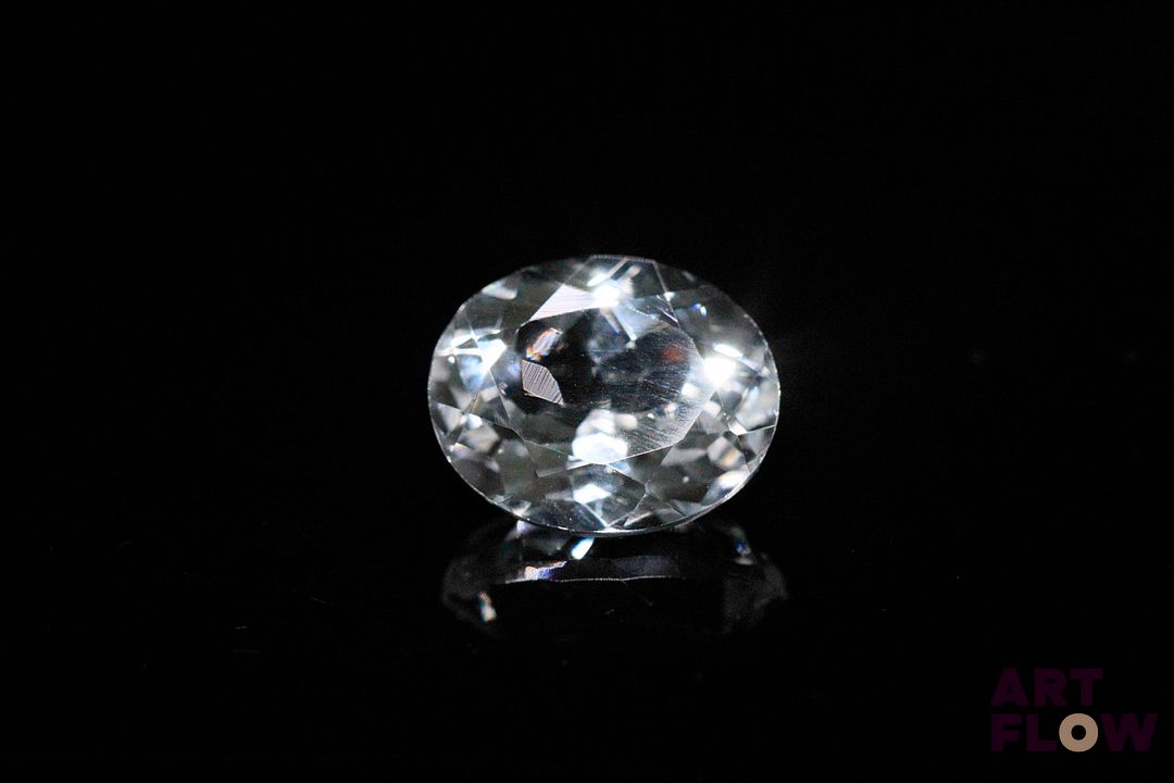 Topaze incolore ovale. 5.98 cts. 12.0mm x 10.0mm