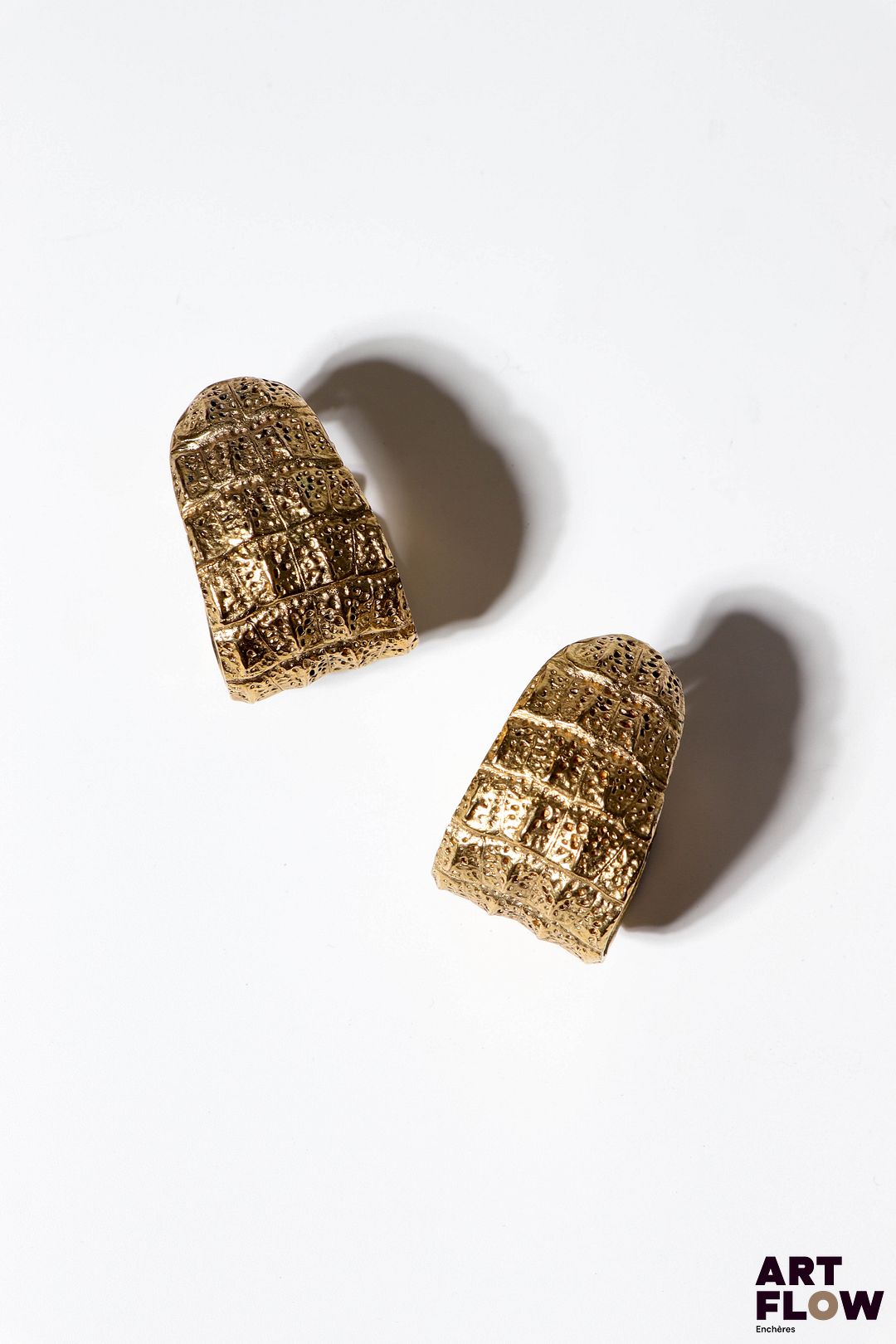 YVES SAINT LAURENT x Goossens Paire de clips d'oreille en métal doré à motif peau de crocodile. Env. 5 x 3 cm Provenance : collection de la famille d'un ami et collaborateur de Robert Goossens.
