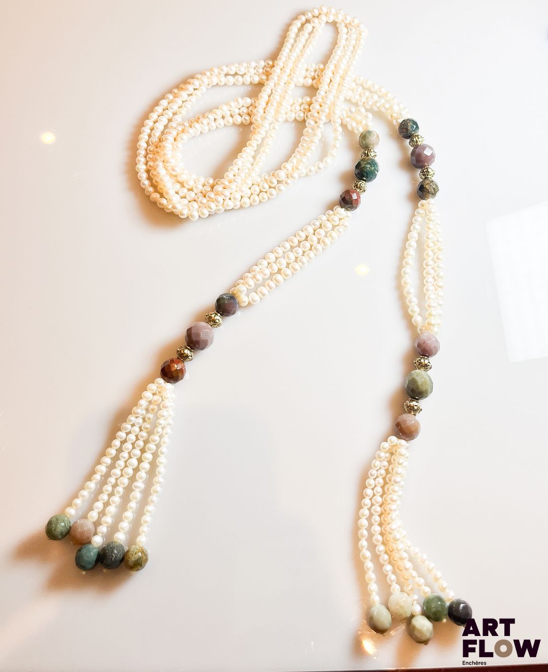 Collier lariat à trois rangs de perles, les extrémités ornées de perles de pierres dures se terminant en pampilles Longueur : 130 cm environ