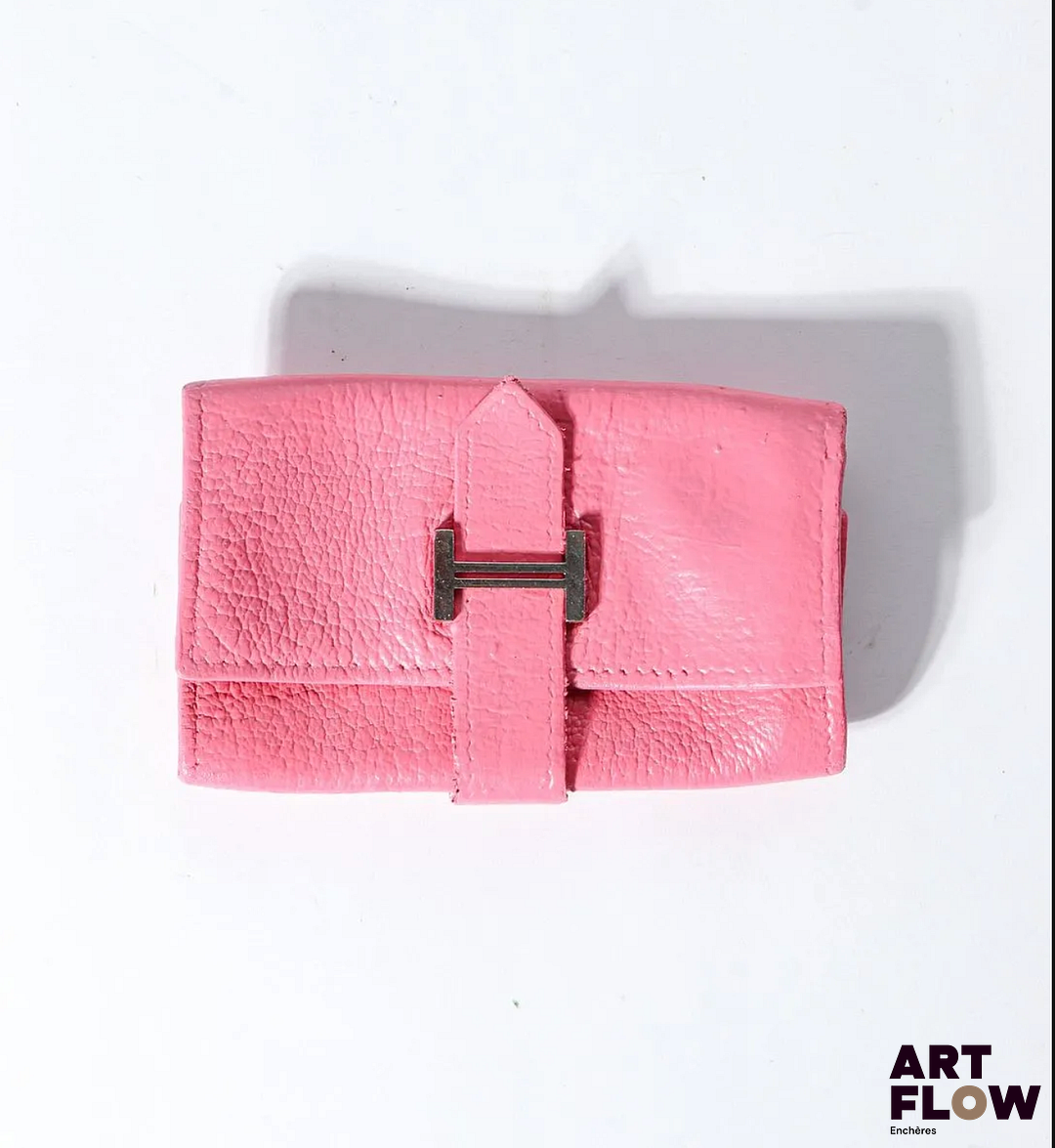 HERMÈS Porte clés en cuir rose Dimensions : 7 x 10 cm En l'état. Cuir repeint et odeur d'humidité