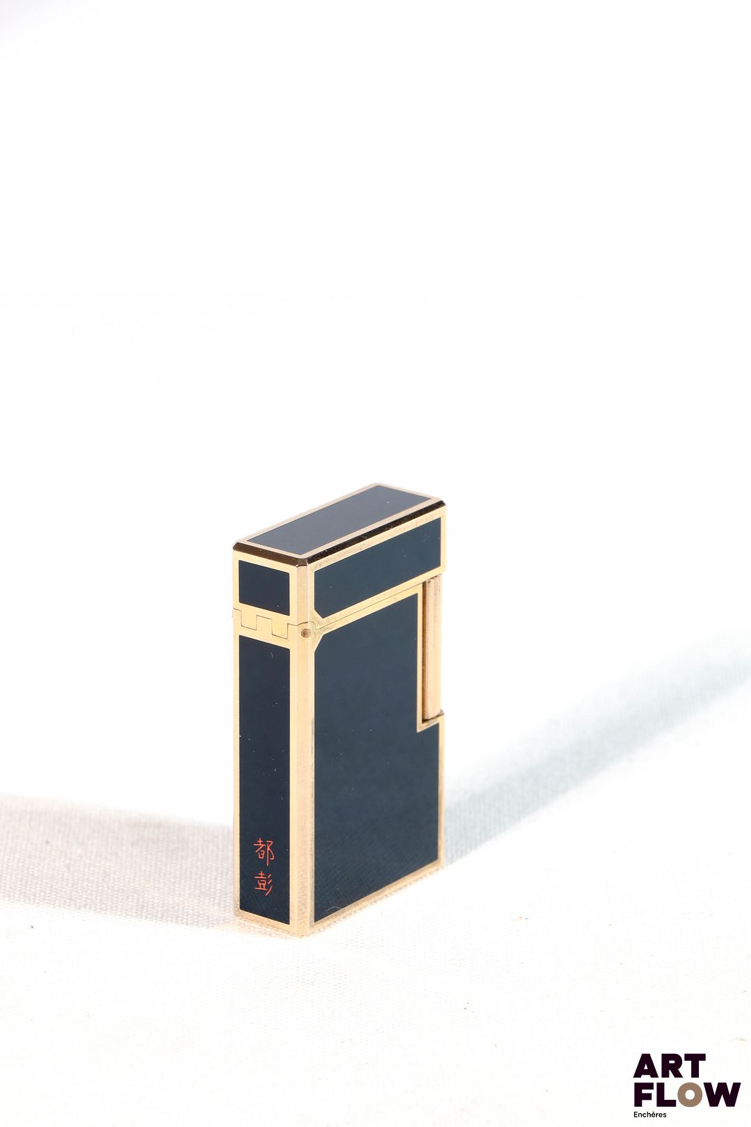 DUPONT Briquet en métal doré et laque de chine. Dans son écrin 6 x 3,5 cm environ Bon état général malgré quelques légers défauts (petites oxydations)