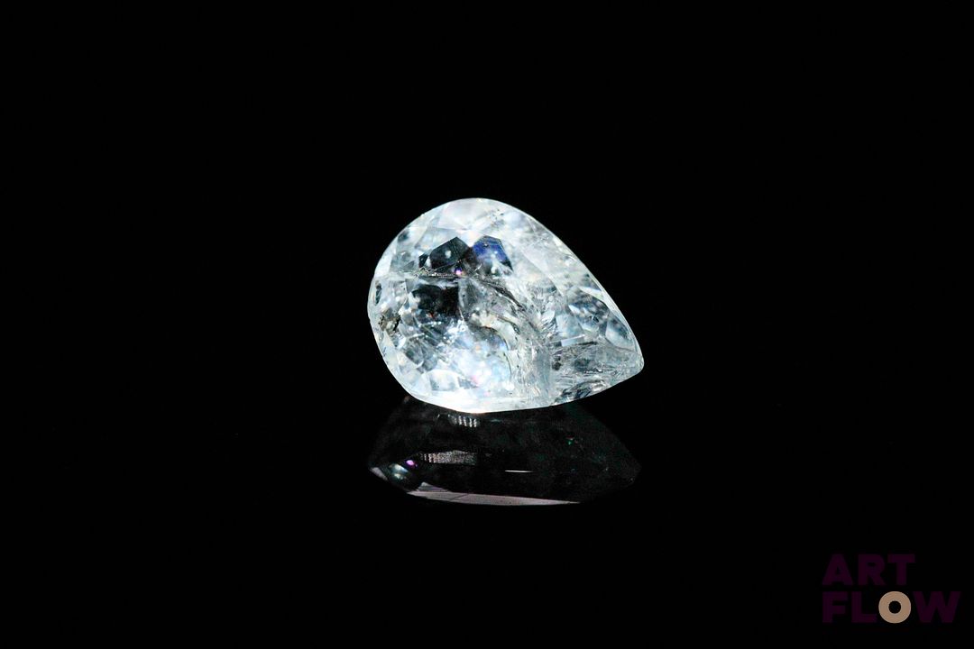 Aigue-marine poire. Inclusions, givres. 3.18 cts. 12.0mm x 8.0mm