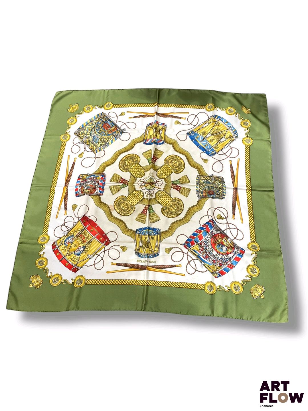 Hermès Paris Carré en twill de soie "Les Tambours" d'après Joachim Metz, dessiné en 1989 90 x 90 cm Quelques petites tâches. - Expédition obligatoire.