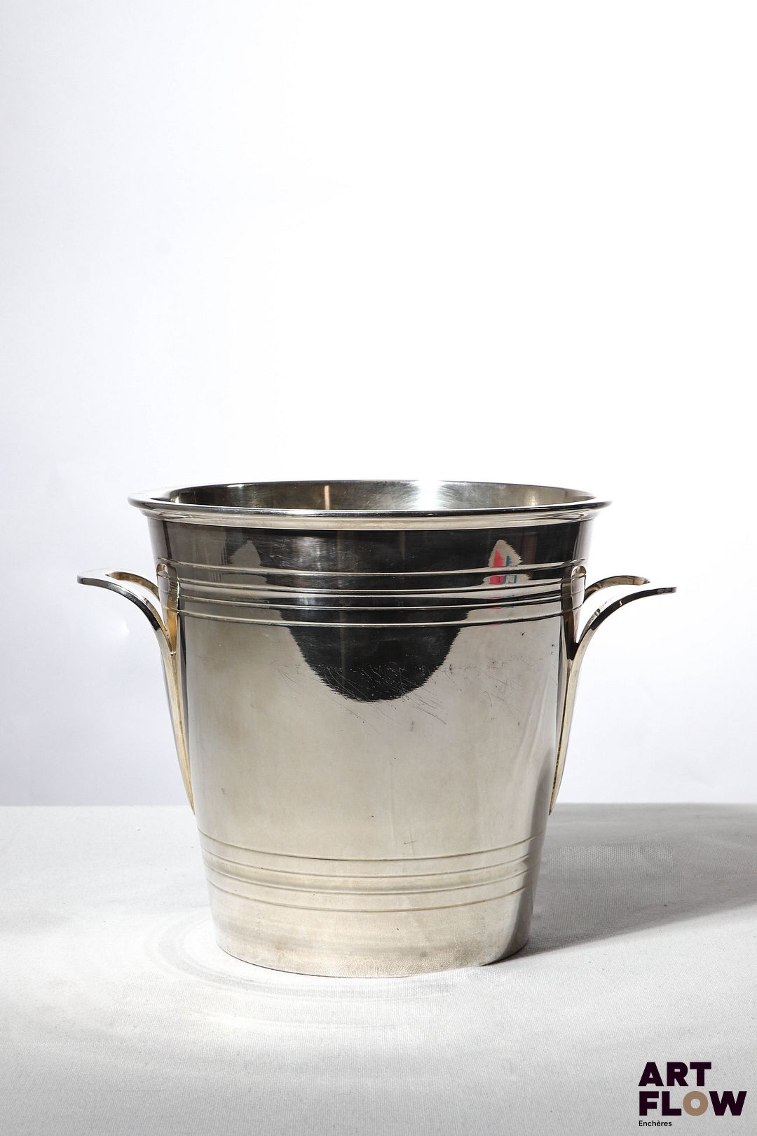 SAINT MEDARD Seau à champagne en métal argenté Hauteur : 19,5 cm Diam : 21 cm Rayures d'usage