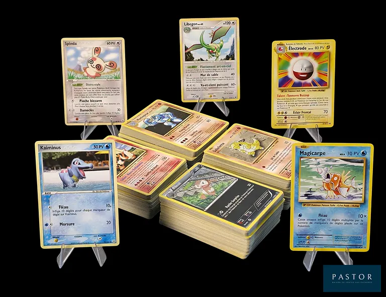 Ensemble de 375 cartes Pokémon vintage -  Communes, Peu communes, et Rare.
Séries diverses des blocs Ex, Diamant&Perle, Platine, et XY Evolutions.
Contient 125 cartes du bloc ex.
État global Très Bon, en français.