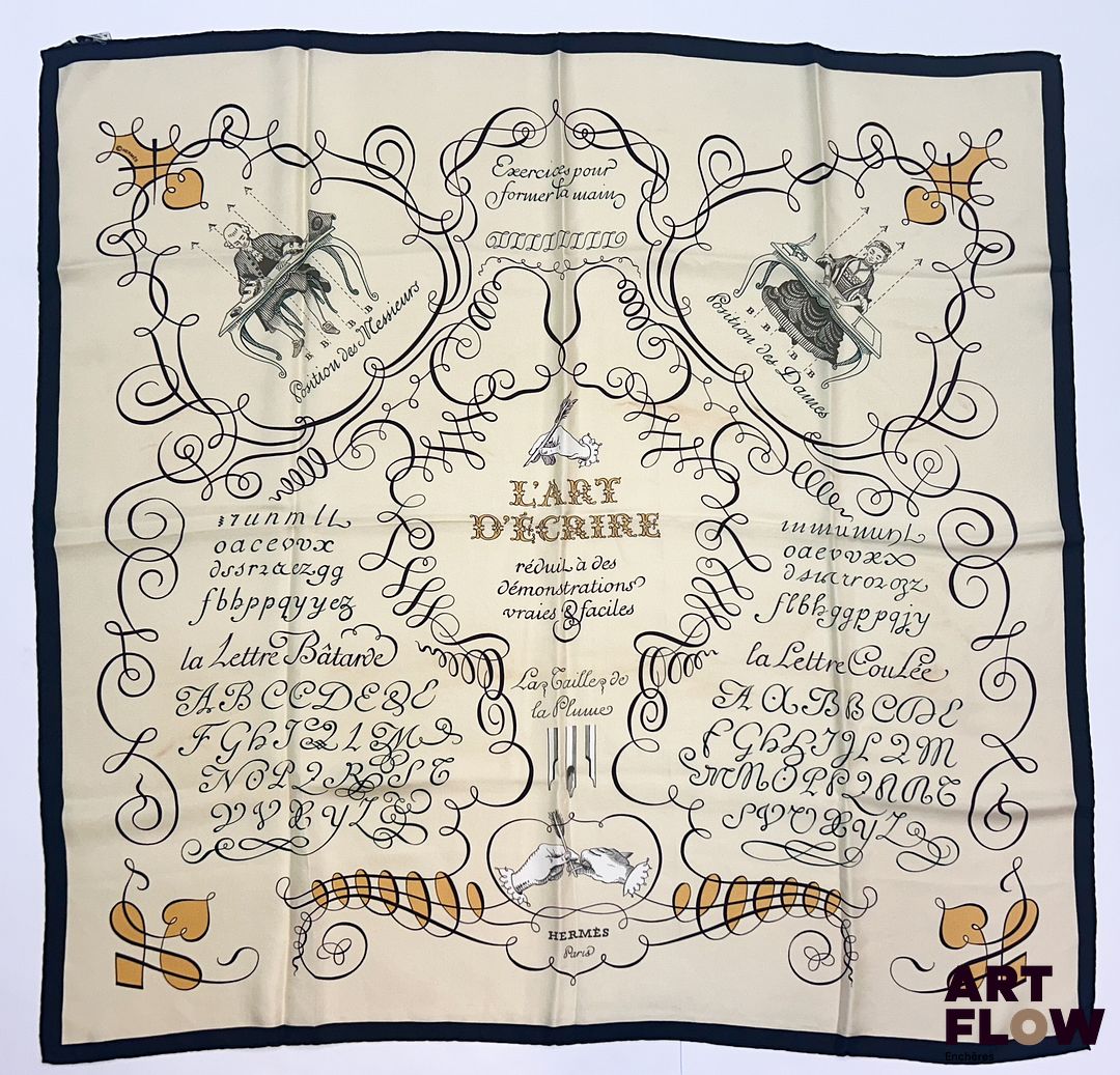HERMÈS Modèle "L'Art d'Ecrire" Carré en twill de soie d'après 90 x 90 cm Bon état général malgré de petites taches/décolorations