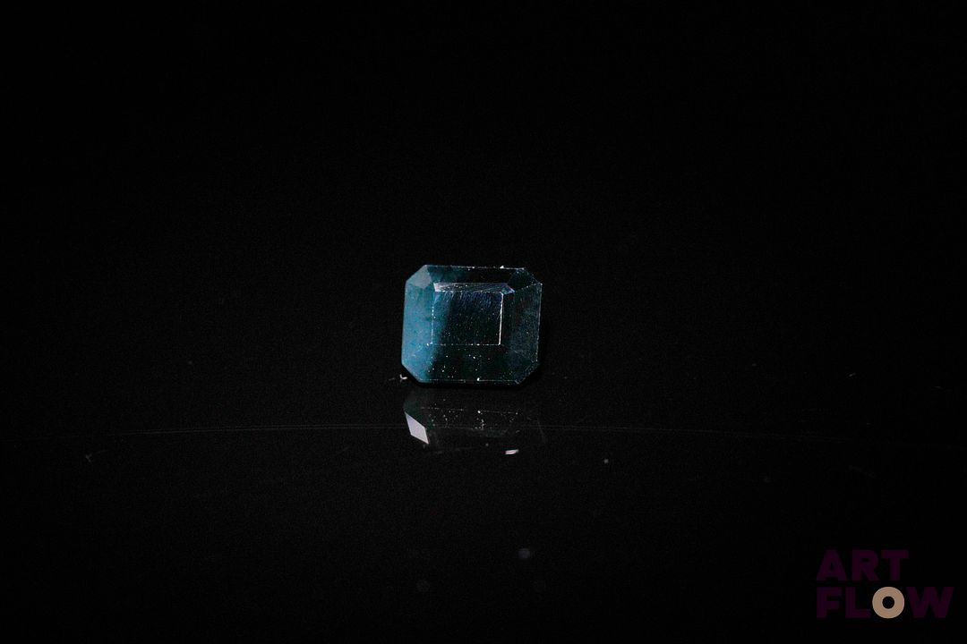 Spinelle rectangulaire à pans coupés. 1.60 ct. 6.5mm x 5.5mm