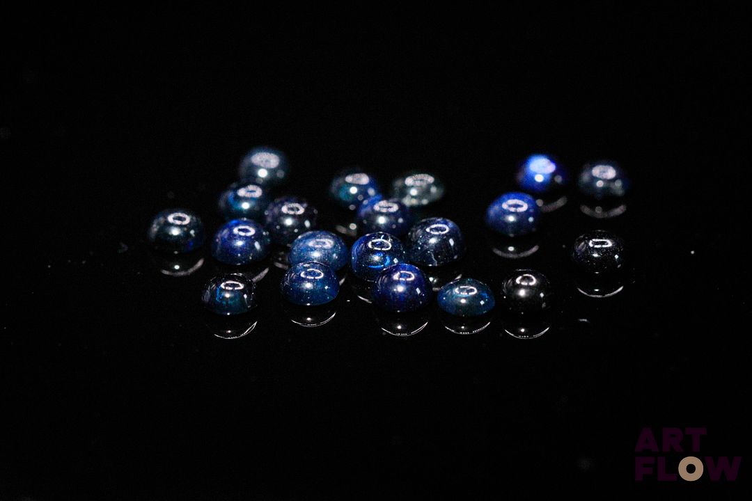 Vingt saphirs cabochons ronds. 3.70 cts. Diam. moy.: 3.0mm