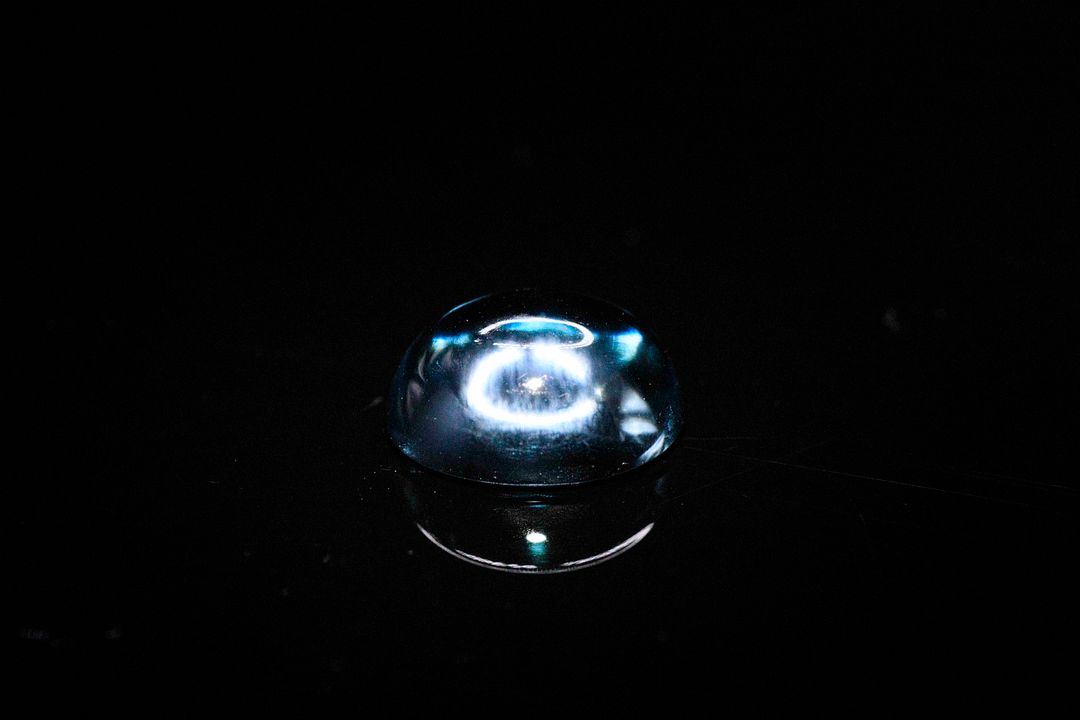 Topaze bleue cabochon ovale. 7.00 cts. 12.1mm x 10.1mm