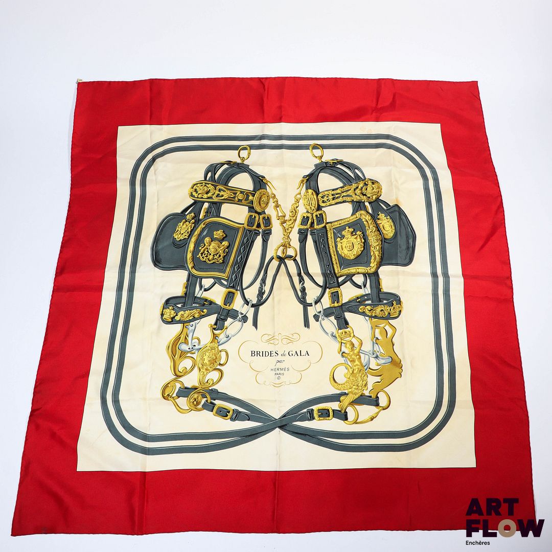 HERMÈS Modèle Brides de Gala Carré en twill de soie dans les tons crème et rouge 90 x 90 cm Traces et tâches