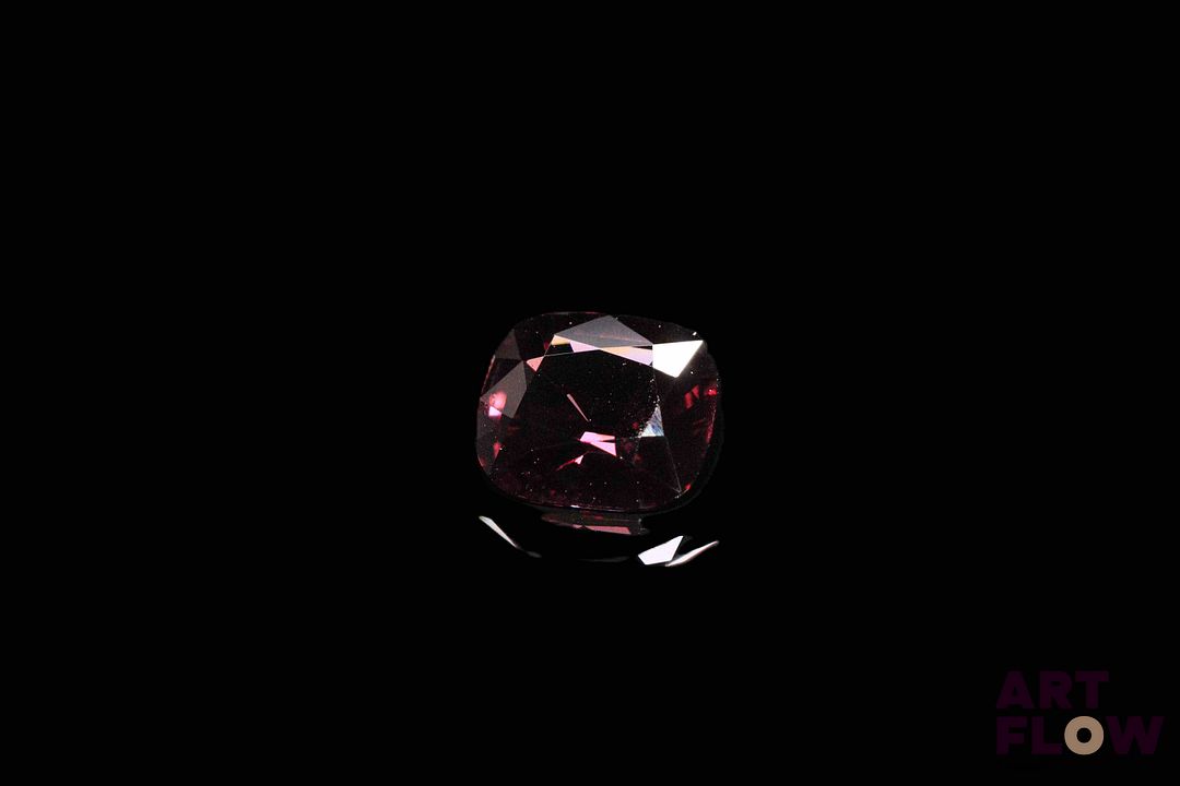 Spinelle rouge rosé fumé coussin. Très belle couleur, couleur soutenue. 1.93 ct. 8.3mm x 7.2mm