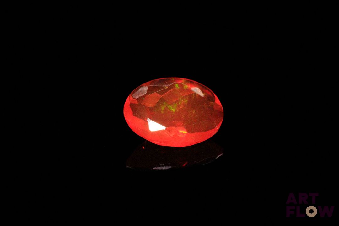 Opale de feu ovale. Jolie couleur. 1.50 ct. 11.5mm x 8.8mm
