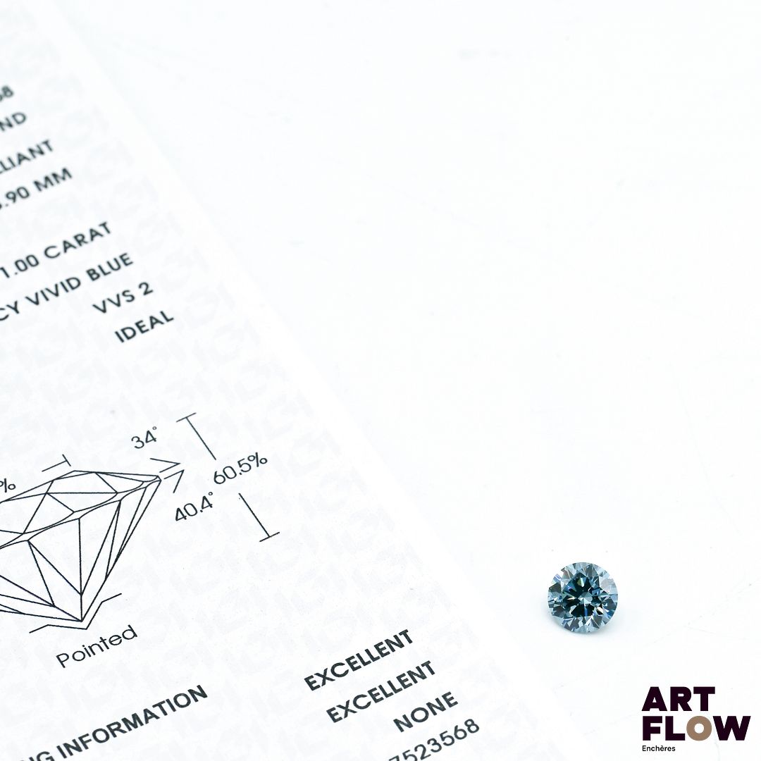 Diamant de synthèse (lab-grown diamond) de forme ronde 1 carats, accompagné d'un certificat de laboratoire (IGI) indiquant : FANCY, VVS2