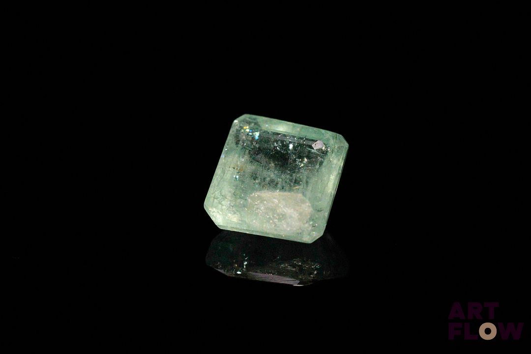 Émeraude rectangulaire à pans coupés. 4.64 cts. 10.0mm x 9.6mm