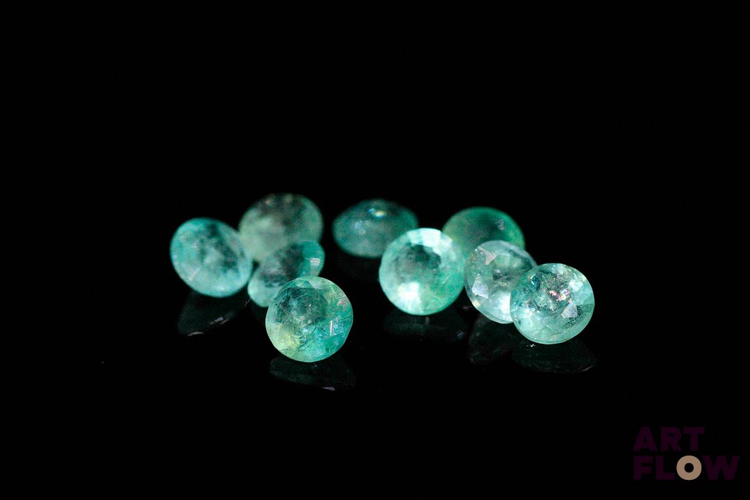 Neuf émeraudes rondes. Probablement Brésil, non chauffée. 2.86 cts. Diam. moy.: 4.5mm