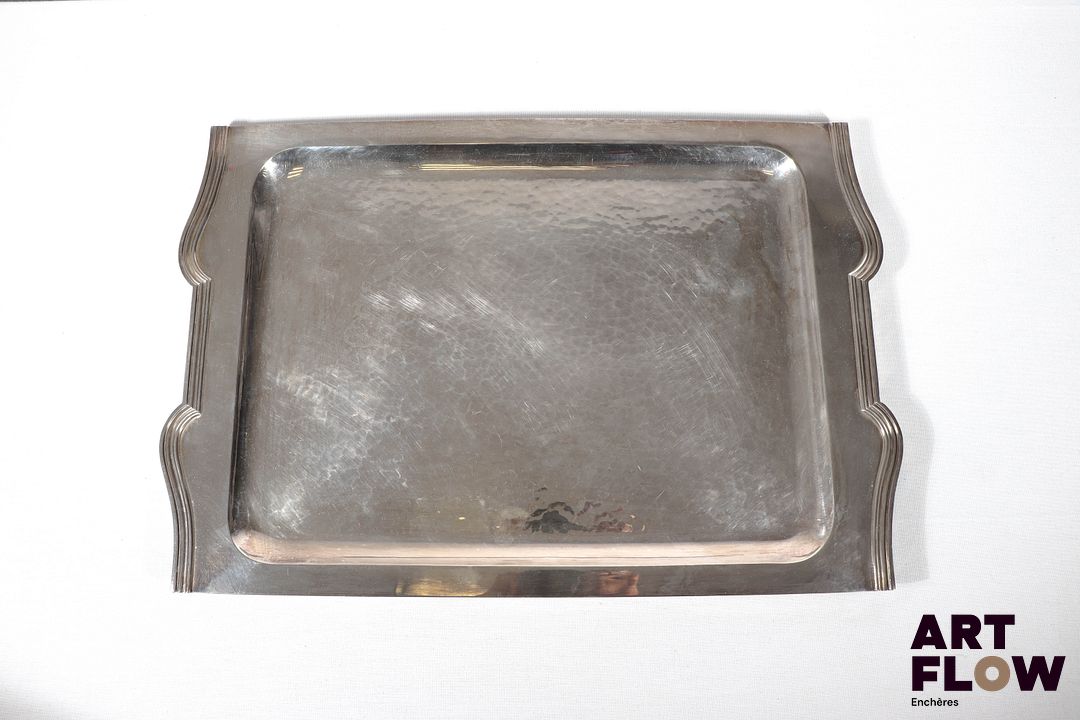 Jean DESPRES (1889-1980) Grand plateau rectangulaire en métal argenté. Le bassin à fond martelé. Signé J. DESPRES à la pointe sous la base. 47,5 x 32 cm Rayures d'usage