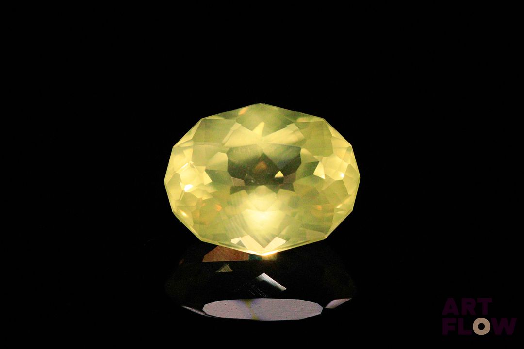 Quartz «Lemon» ovale fantaisie. Très belle couleur. 6.98 cts. 14.4mm x 11.2mm