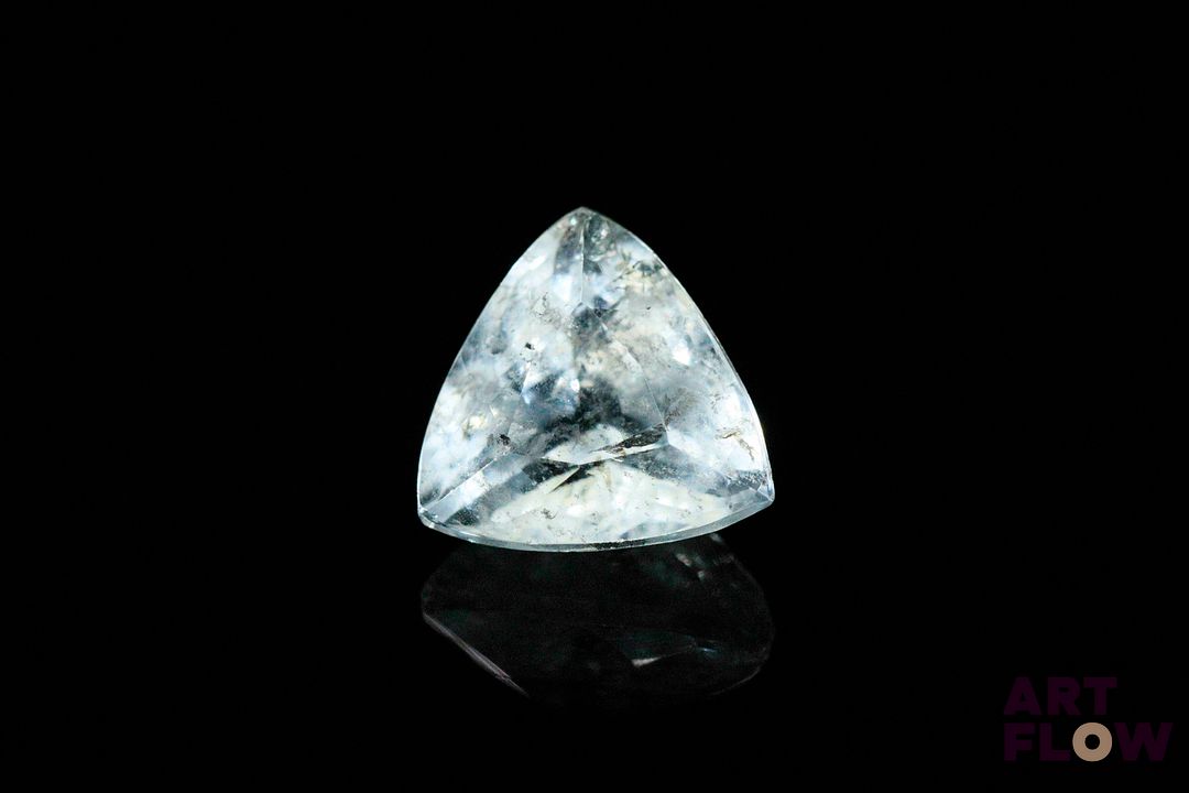 Aigue-marine trillion. Inclusions, non chauffée. 5.85 cts. 12.5mm x 12.0mm