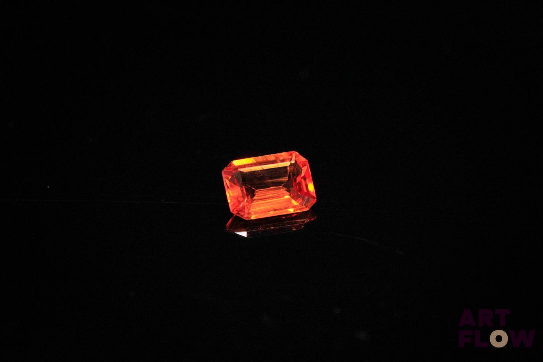Grenat spessartite rectangulaire à pans coupés. Belle couleur. 0.87 ct. 6.3mm x 4.8mm