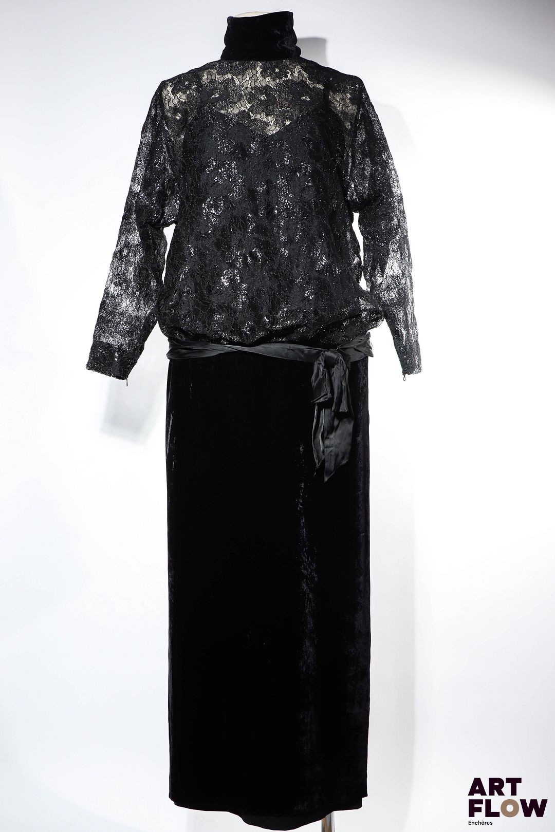 CHRISTIAN DIOR Robe longue en dentelle et velours noir Taille présumée 36/38 Bon état général malgré quelques légers défauts (petits fils tirés)