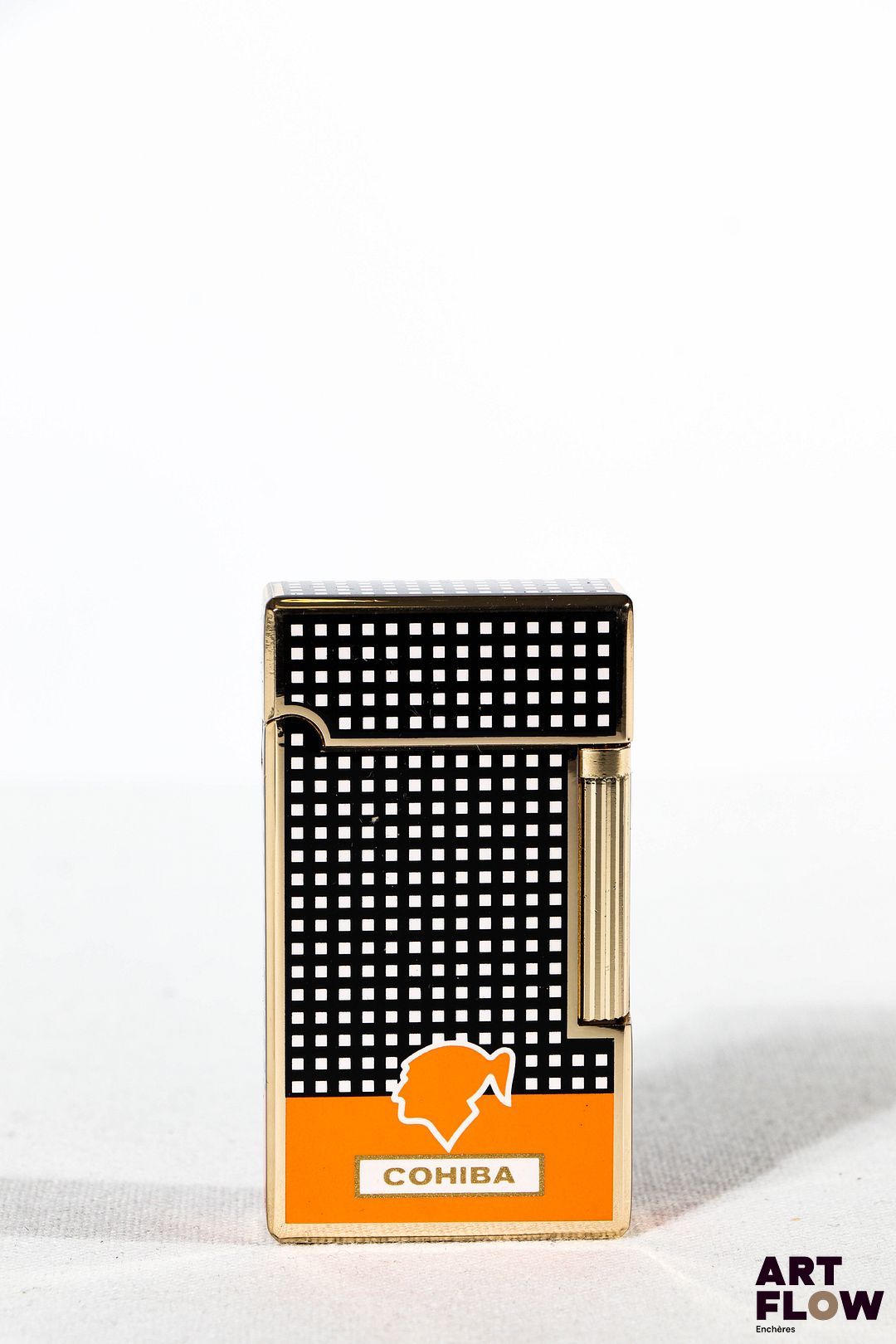 COHIBA Briquet en métal argenté laqué à décor géométrique noir et blanc. 6,5 x 3,5 cm Dans son écrin Très bon état général