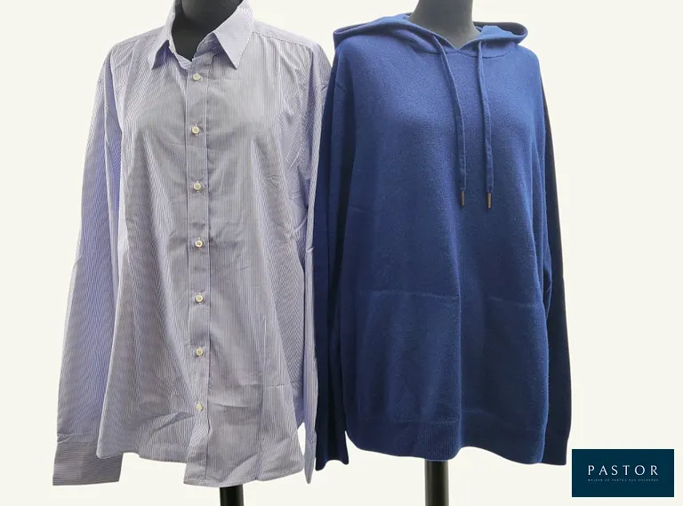 ERIC BOMPARD HOMME. Lot composé d'un pull à capuche en cachemire bleu amiral, T.XL, et d'une chemise en coton rayé, T.XL. NEUFS avec étiquettes - TVA Récupérable