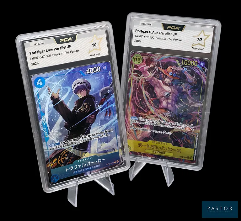 Réunion de 2 cartes One Piece gradées - PCA 10.
Série OP07 : 500 Years In The Future.
- Portgas.D.Ace OP07-119 - Secret Alt. 
- Trafalgar Law OP07-047 - Rare Alt. 
Cartes en état Neuf Sup' (PCA 10), en japonais.