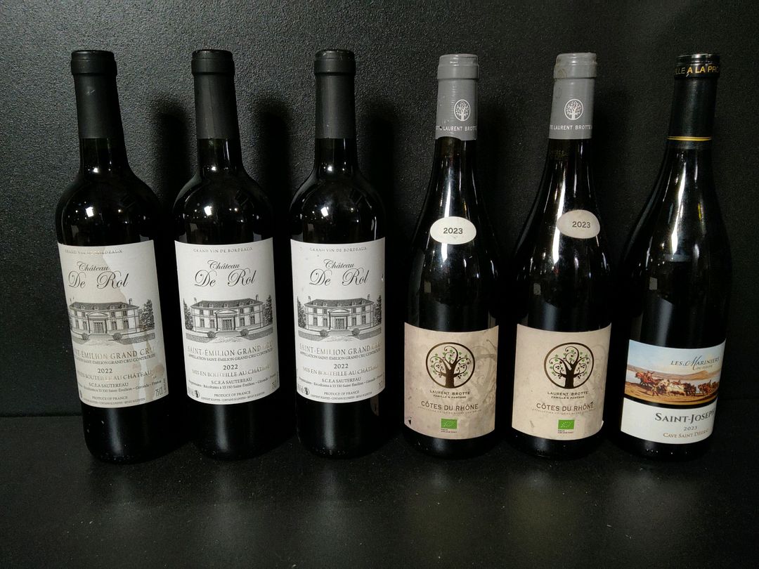 Lot de 10 bouteilles de vin rouge dont : Château de Rol Saint-Émilion GCC 2022, Château Kefraya Arcanes 2020, Laurent Brotte Côtes-du-rhône 2023…
