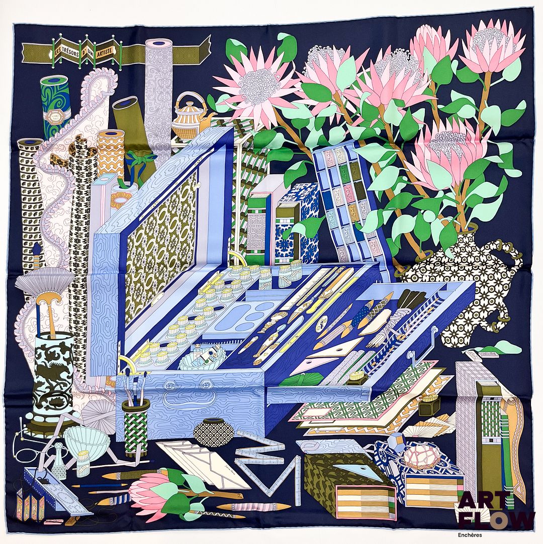 HERMÈS Modèle Trésors d'un Artiste Carré en twill de soie dans les tons bleu marine, bleu ciel et rose 1er édition 2017 90 x 90 cm Dans sa boîte et sur boîte d'origine Etat proche du neuf Bibliographie : Genevieve Fontan, Carrés d'art, Dictionnaire illustré des carrés Hermès valeur, 2025