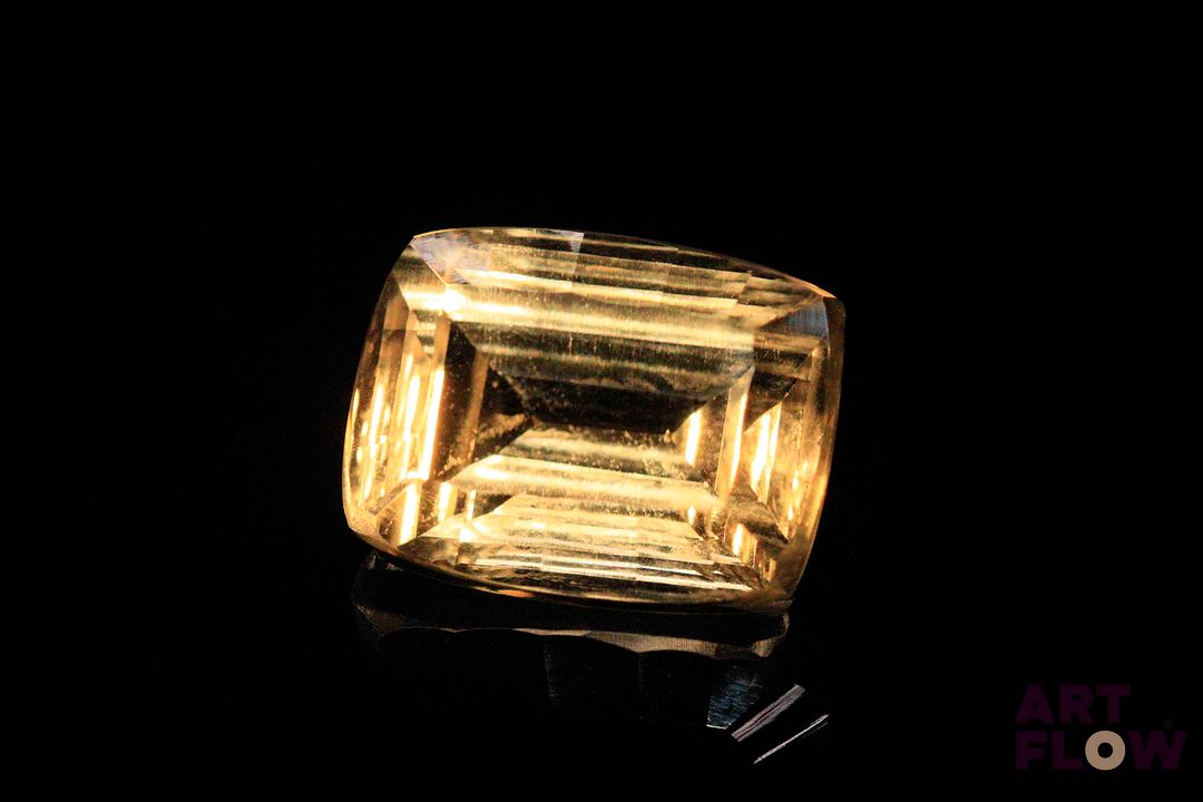 Citrine rectangulaire concave. Jolie couleur. 11.21 cts. 15.5mm x 11.5mm