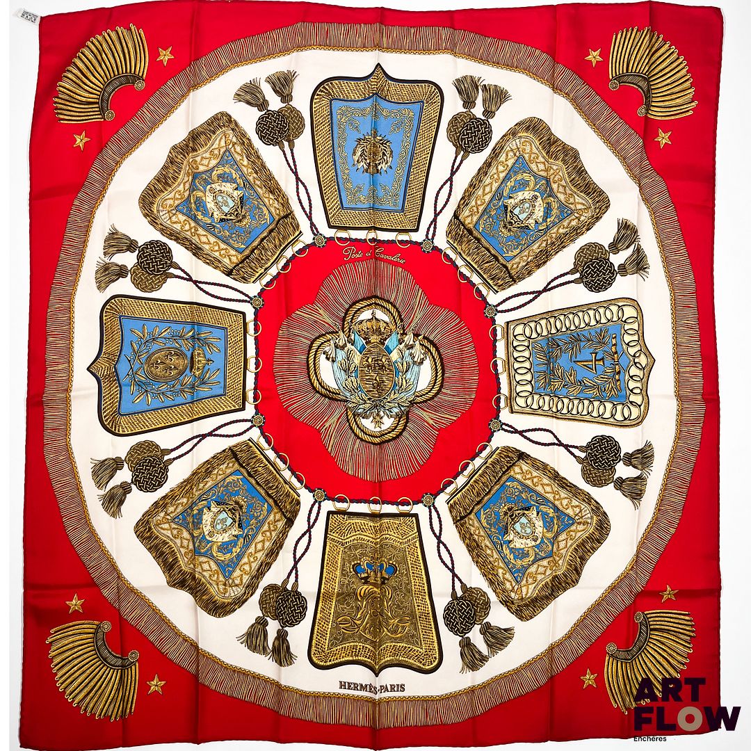 HERMÈS Paris Modèle Poste et Cavalerie Carré en twill de soie dessiné par Joachim METZ 90 x 90 cm Petites tâches