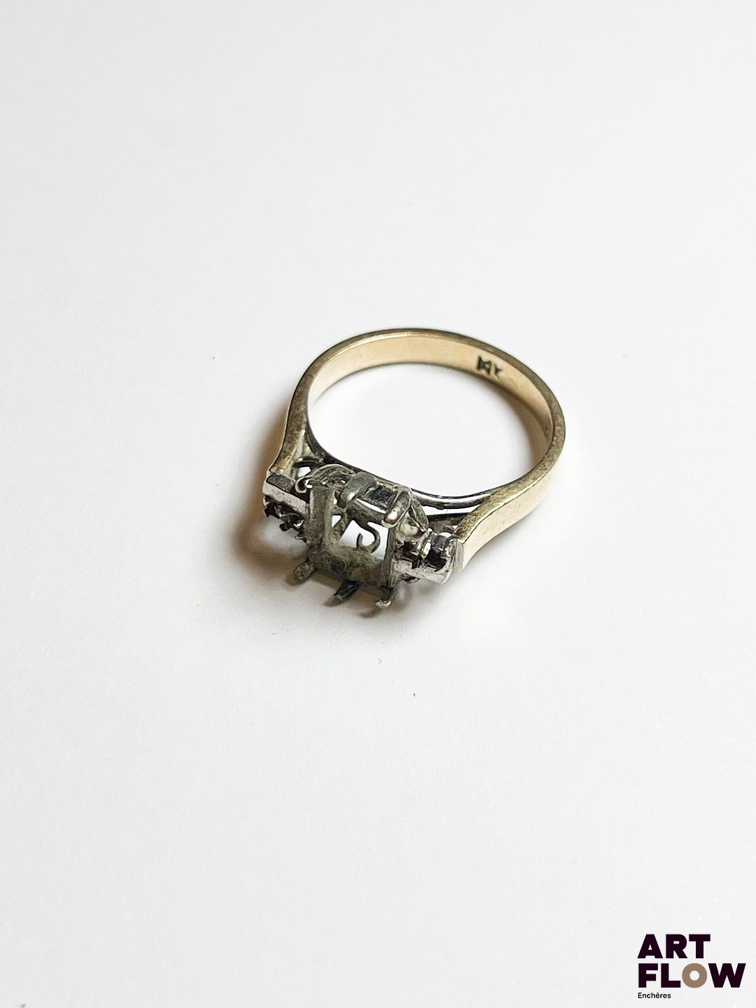 Monture de bague en or 585/°°. Poids : 2,97 gr