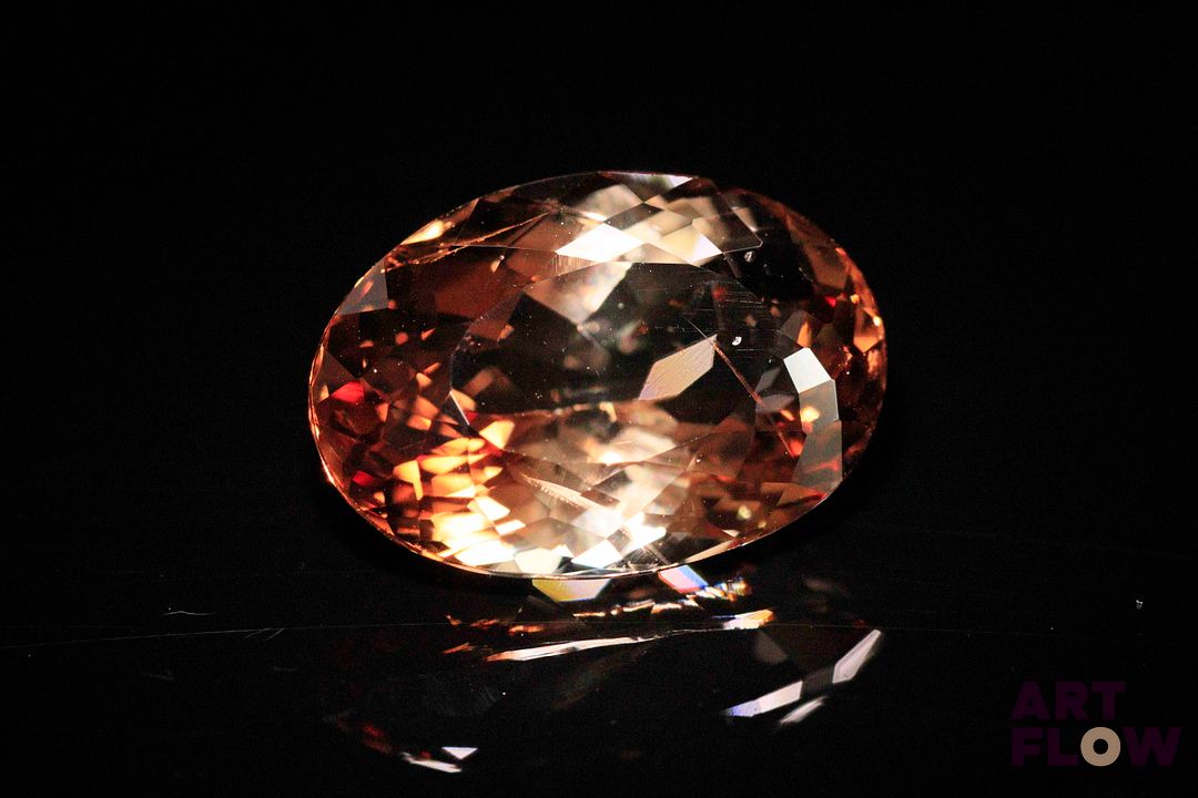 Importante topaze impériale ovale. Très belle couleur, saturée. 20.41 cts. 19.0mm x 13.5mm