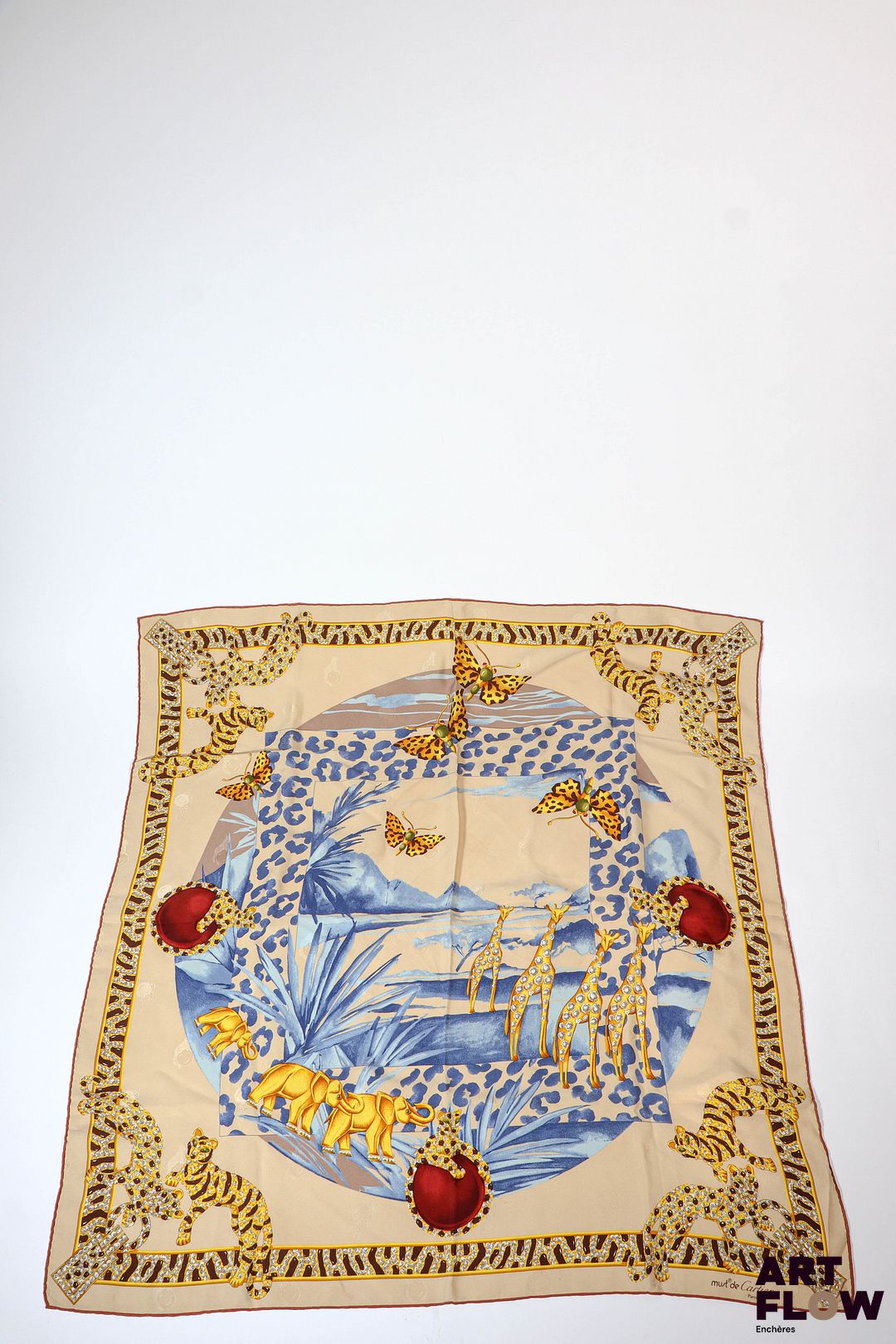 MUST DE CARTIER Foulard en soie à imprimé représentant des animaux et motif léopard 85 x 84 cm Très bon état général malgré quelques légers défauts (petites tâches, fils tirés)