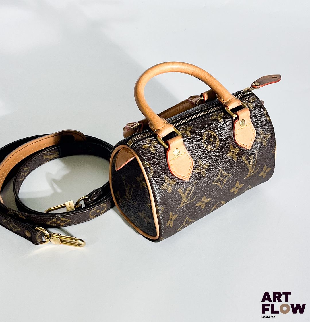 LOUIS VUITTON Modèle Nano Speedy Circa 1994 Sac en toile Monogram et cuir beige, bijouterie en métal doré, fermeture éclair. Dimensions : H. 12 x L. 13 cm