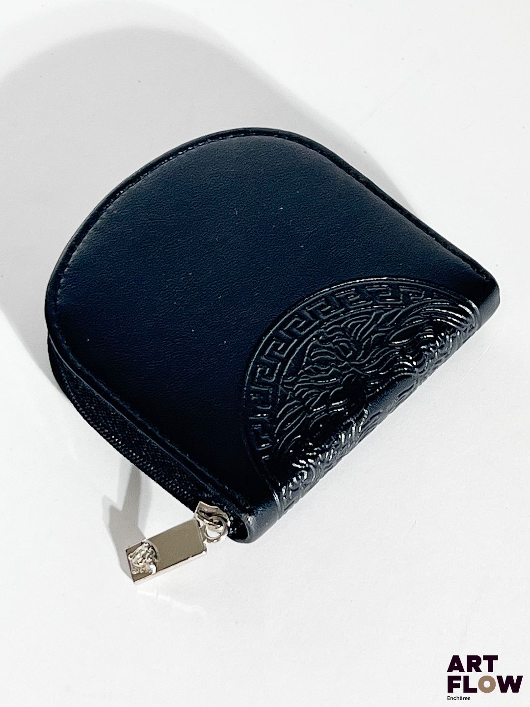 VERSACE PROFUMI Porte monnaie en cuir d'imitation noir embossé, bijouterie en métal argenté. Dimensions : H. 9,5 x L. 10 cm