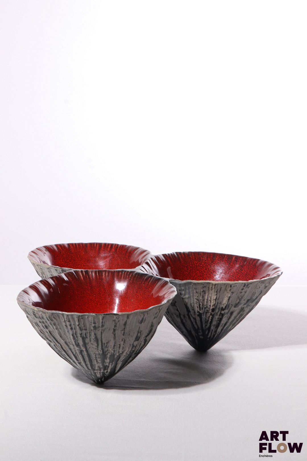 POL CHAMBOST (1906-1983) Rare coupe tripode 2053 "Coquilles" en faience émaillée à couverte polychrome, dans les tons rouges à l'intérieur et figurant une coquille à l'extérieur. Incisée "2053, France, PC" 32,5 x 9 x 10 cm env. Bibliographie : Philippe Chambost, "Pol Chambost, Sculpteur-Céramiste 1906-1983", Somogy Editions d'Art, Paris, 2006, pp. 96-97.