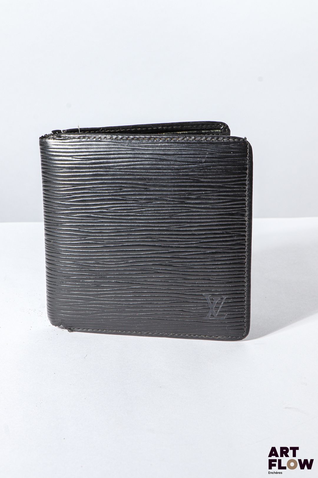 LOUIS VUITTON Porte feuille en cuir épi noir. Dimensions : 10,5 x 10,5 cm